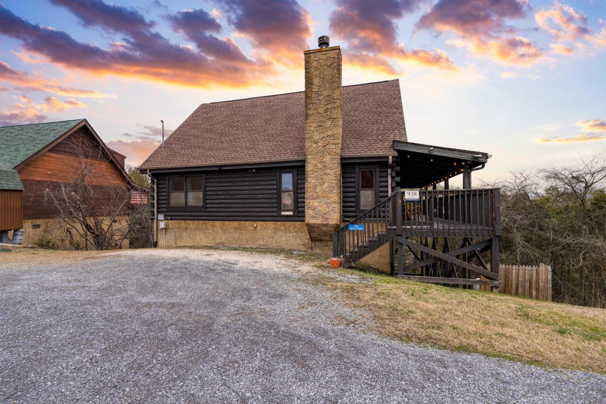 Triple Mountain View: Hot Tub Game Stunning Smoky Mountain Views