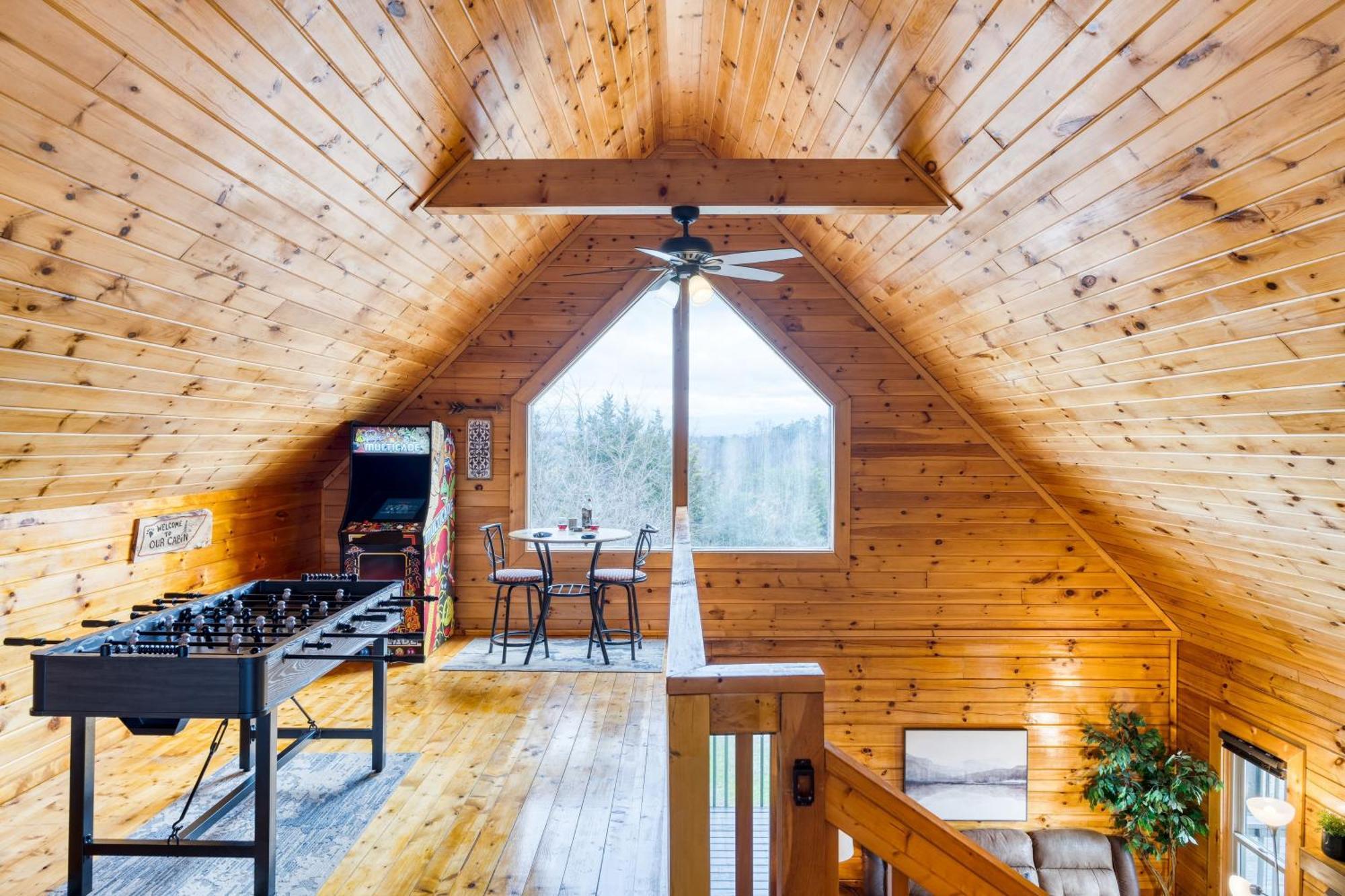 Triple Mountain View: Hot Tub Game Stunning Smoky Mountain Views * Gatlinburg