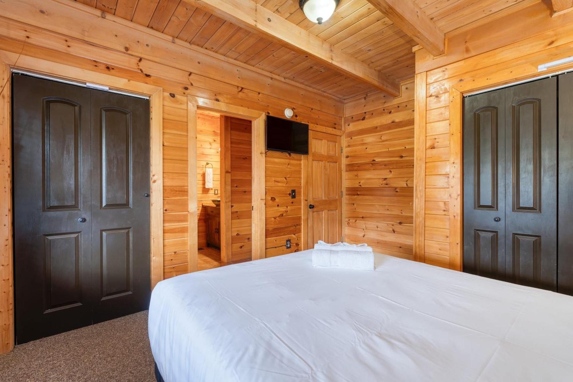 Triple Mountain View: Hot Tub Game Stunning Smoky Mountain Views * Gatlinburg