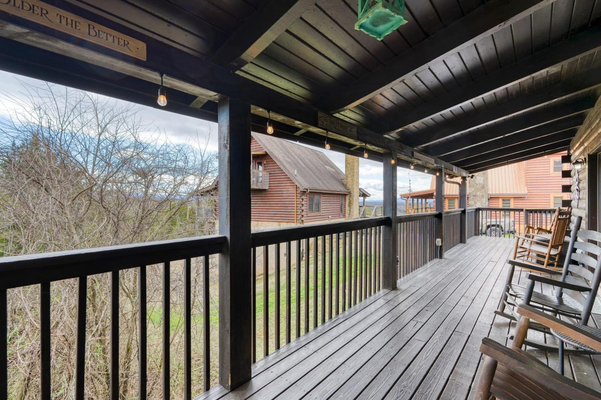 Triple Mountain View: Hot Tub Game Stunning Smoky Mountain Views Holiday home