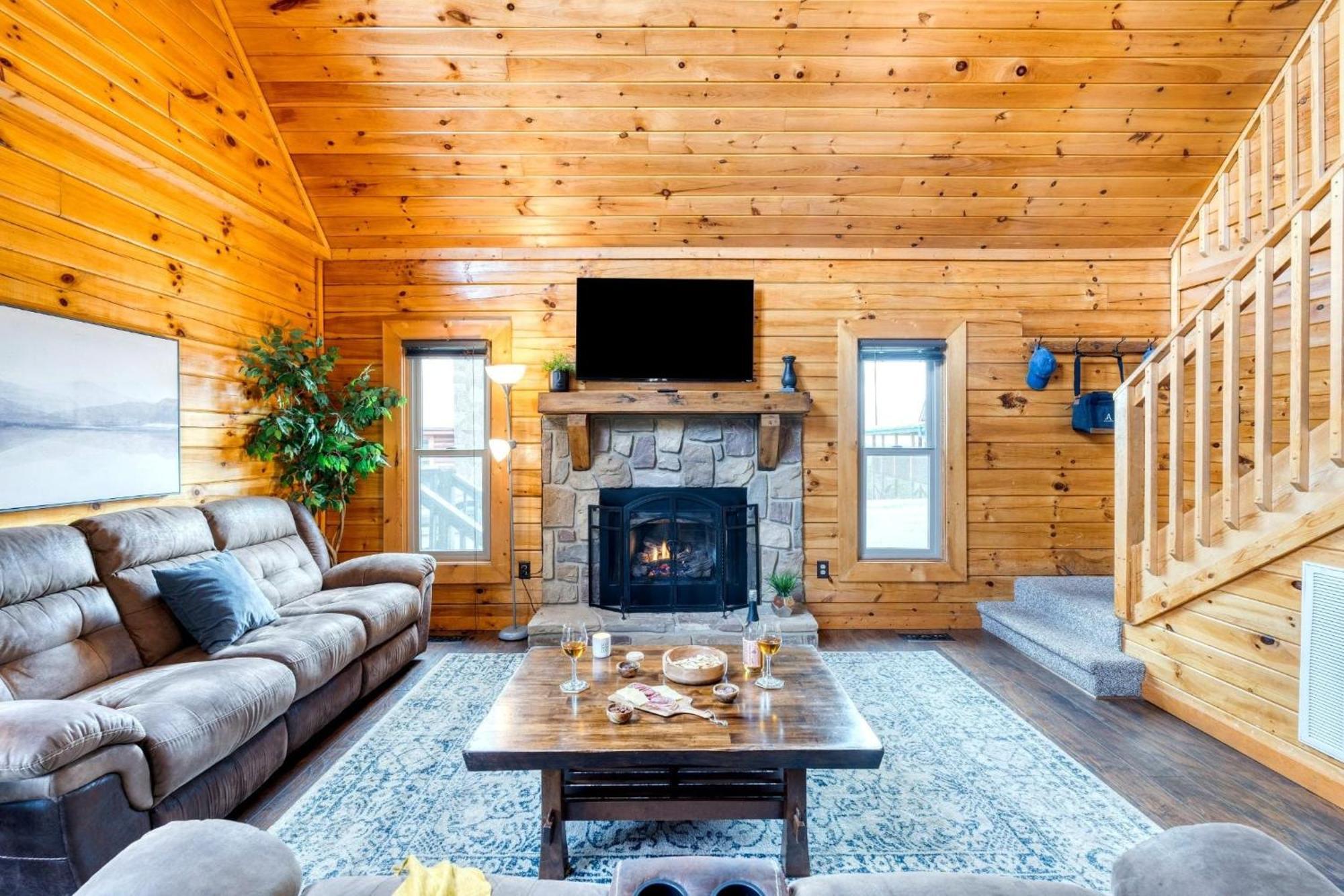 Triple Mountain View: Hot Tub Game Stunning Smoky Mountain Views Holiday home Gatlinburg