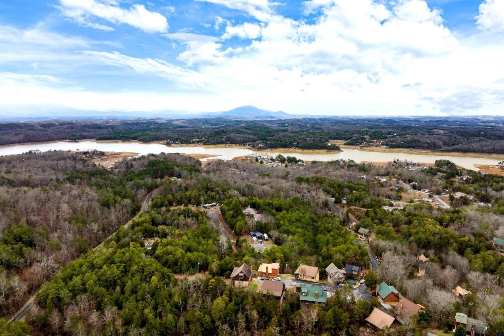 Triple Mountain View: Hot Tub Game Stunning Smoky Mountain Views *