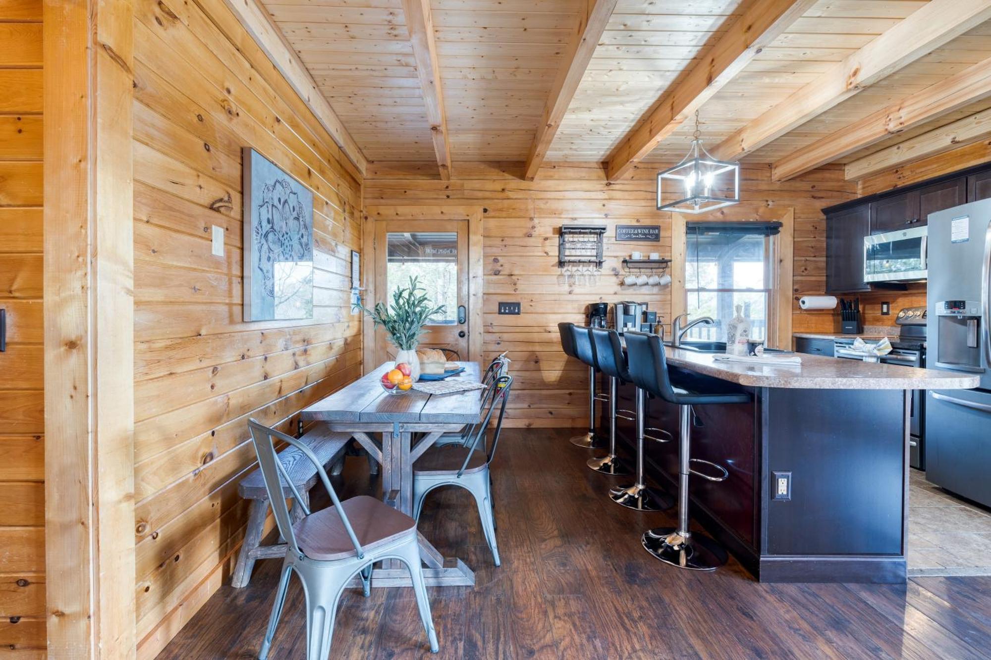 Triple Mountain View: Hot Tub Game Stunning Smoky Mountain Views Holiday home *
