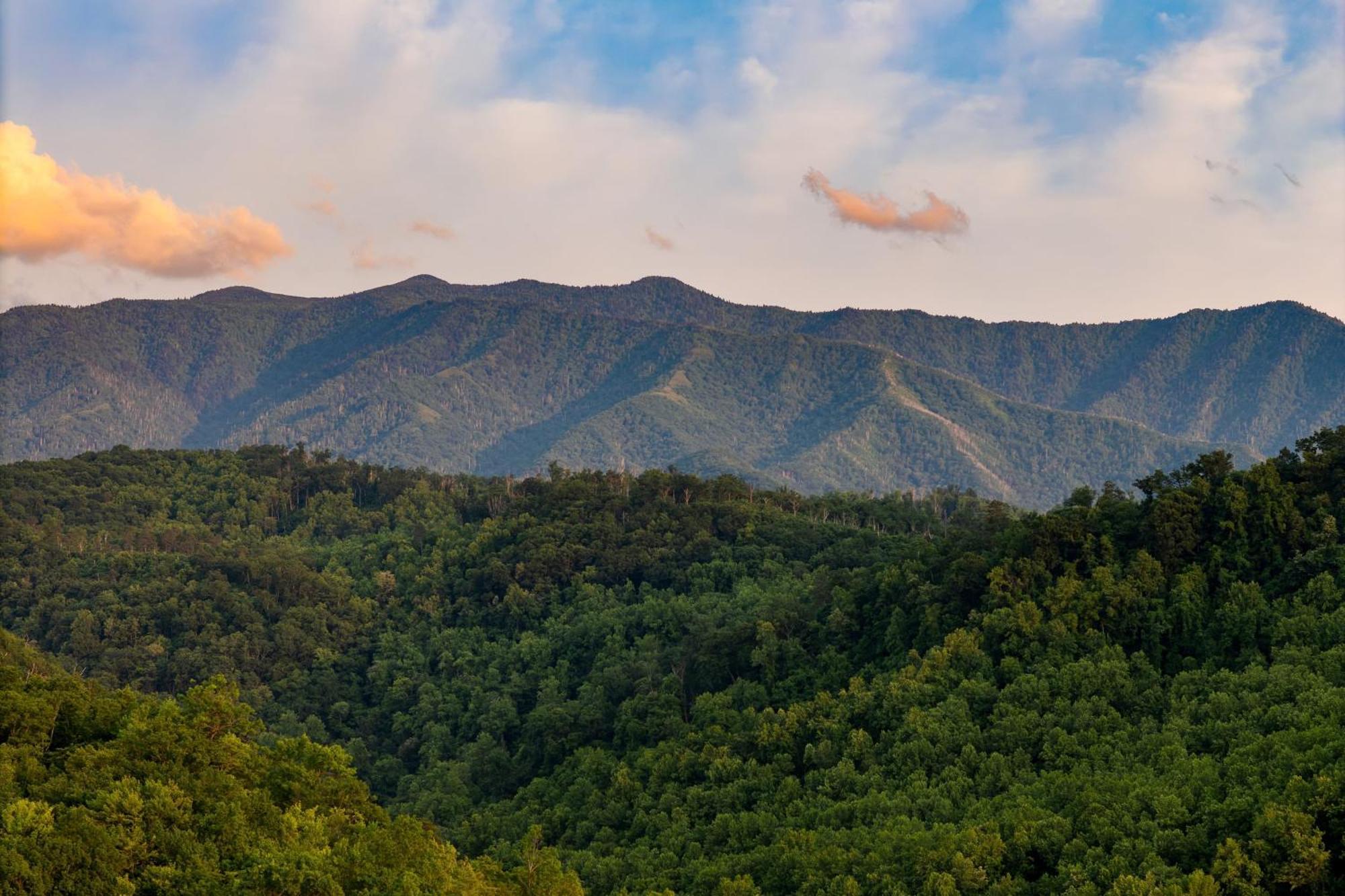 Triple Mountain View: Hot Tub Game Stunning Smoky Mountain Views Holiday home *