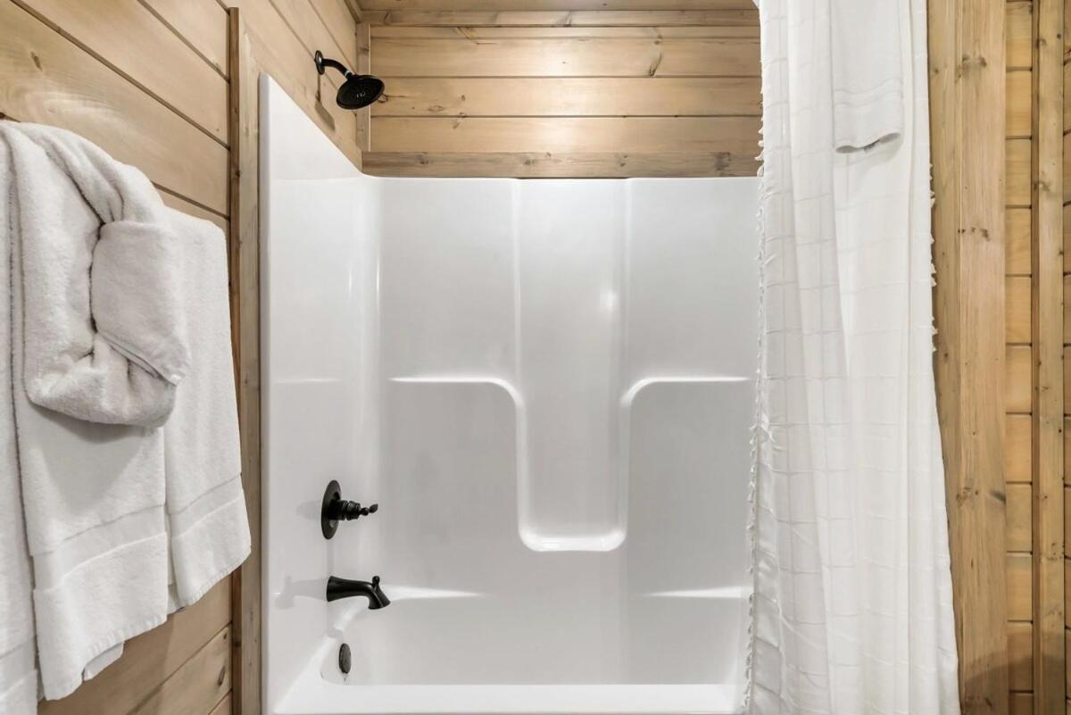 Charming Hideaway With Private Pool Hot Tub & Views Holiday home Gatlinburg