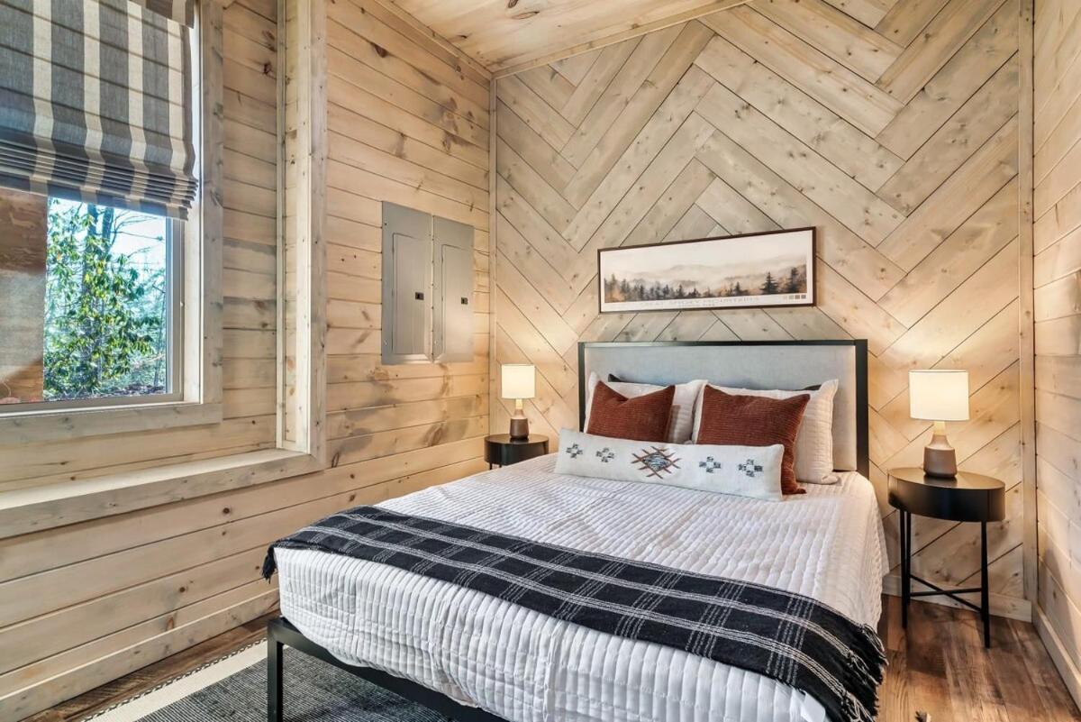 Charming Hideaway With Private Pool Hot Tub & Views Holiday home Gatlinburg