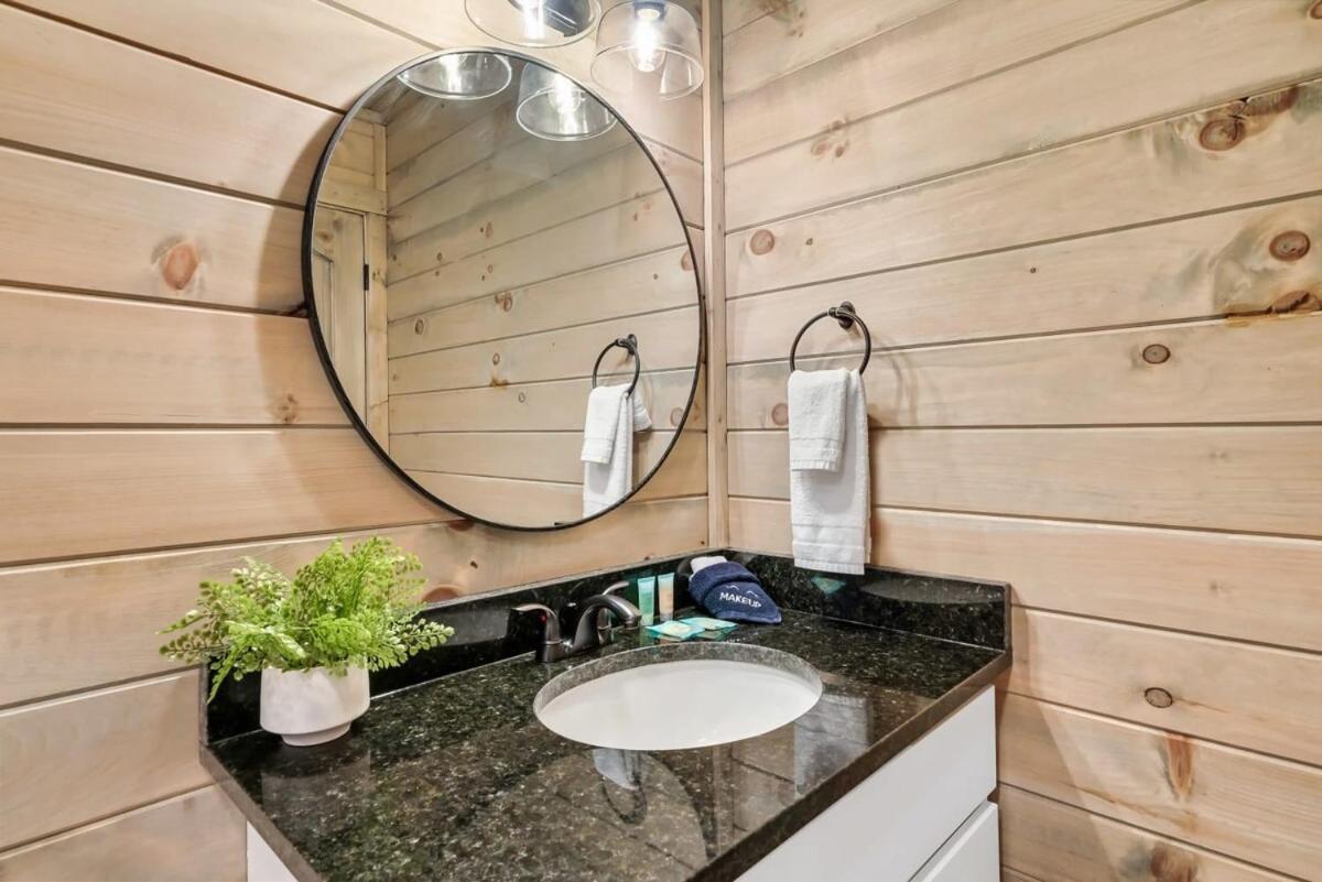 Charming Hideaway With Private Pool Hot Tub & Views *