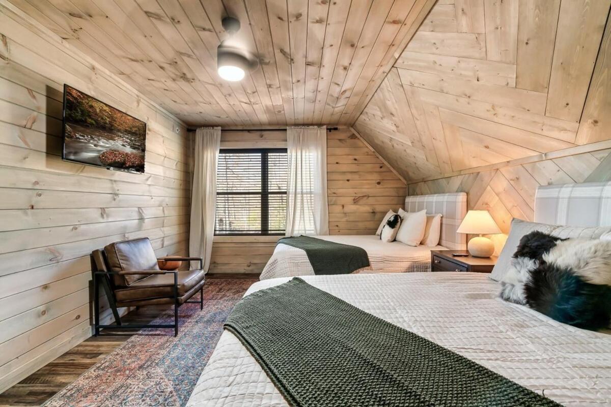 Charming Hideaway With Private Pool Hot Tub & Views * Gatlinburg