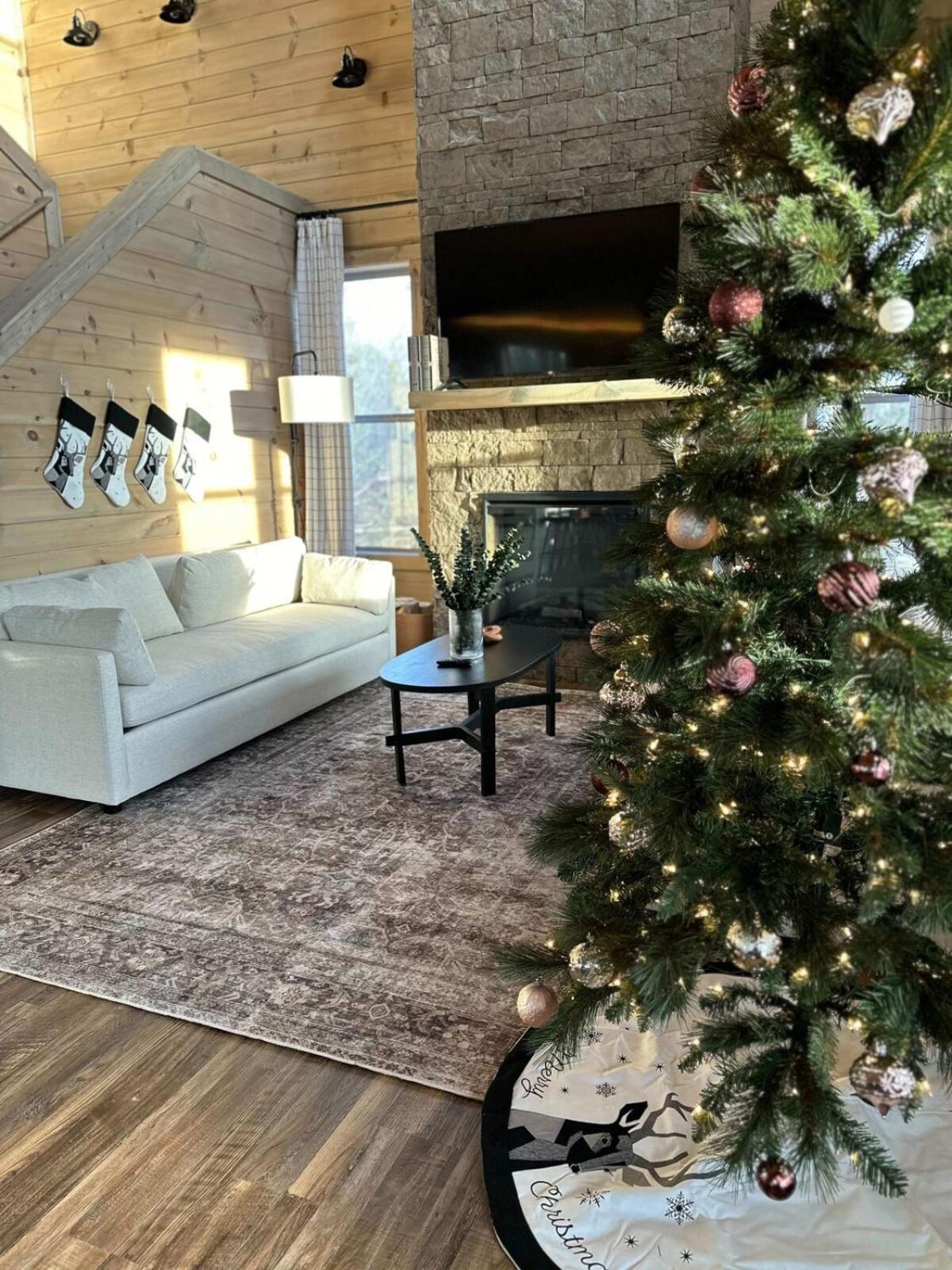 Holiday home Charming Hideaway With Private Pool Hot Tub & Views *