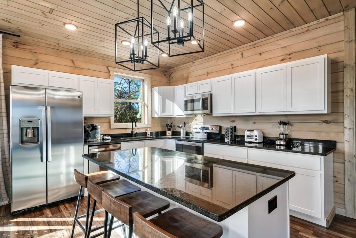 Charming Hideaway With Private Pool Hot Tub & Views Holiday home Gatlinburg