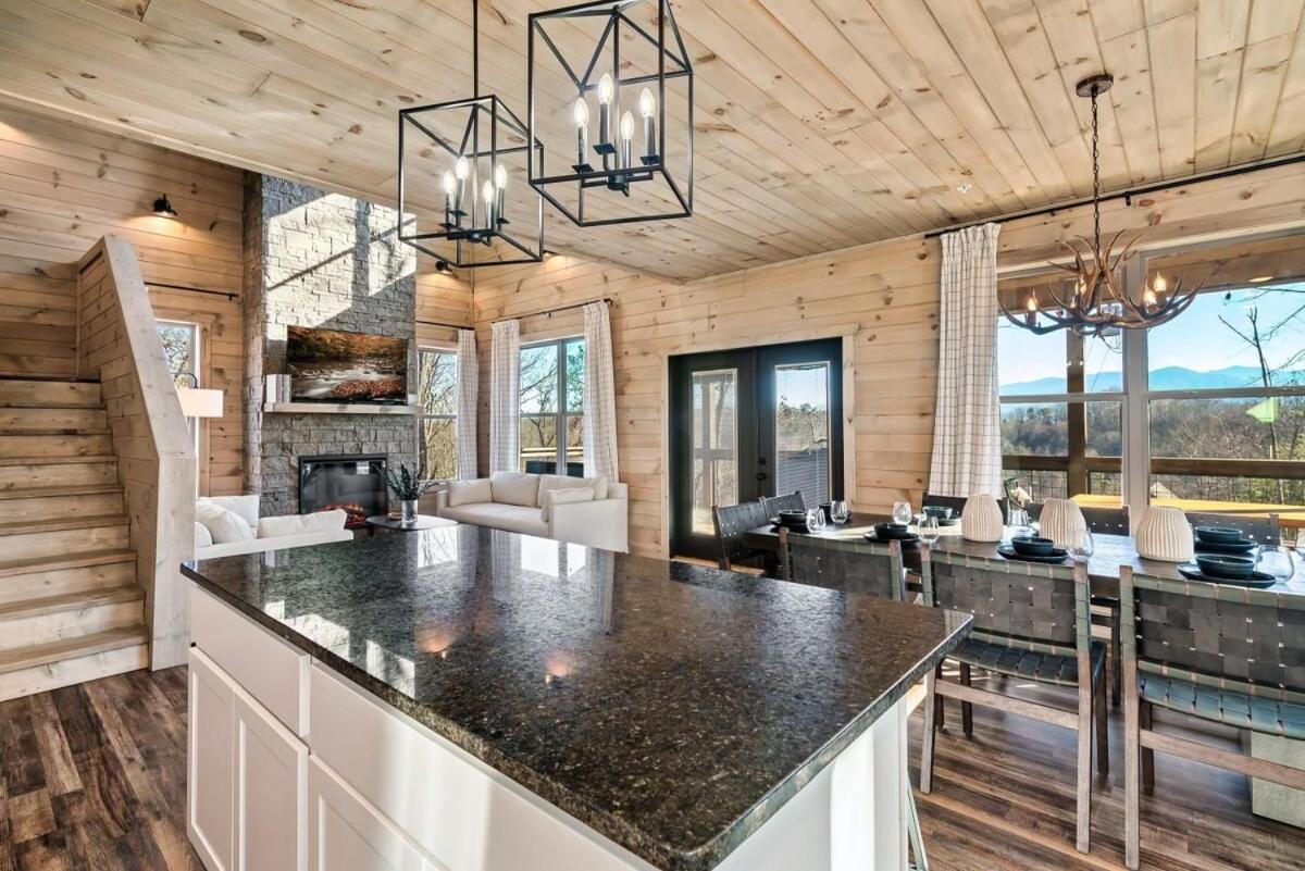 Charming Hideaway With Private Pool Hot Tub & Views Holiday home Gatlinburg