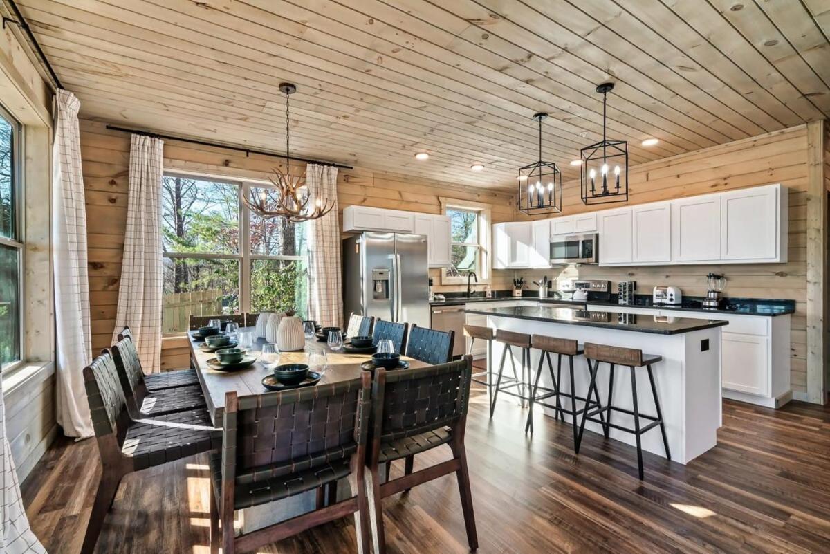 Charming Hideaway With Private Pool Hot Tub & Views Holiday home Gatlinburg
