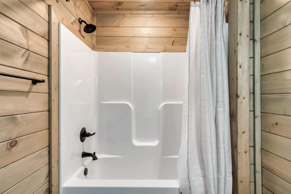 Getaway Pool Hot Tub & Games Holiday home