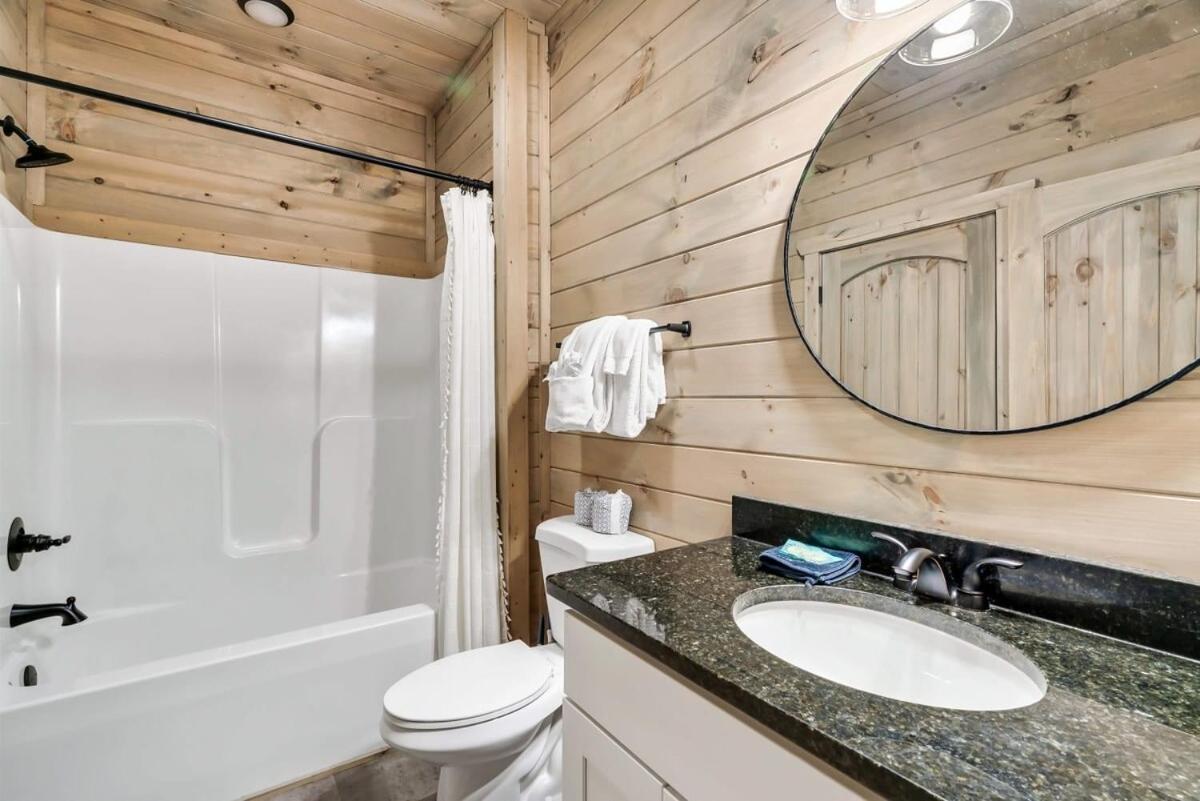 Getaway Pool Hot Tub & Games Holiday home