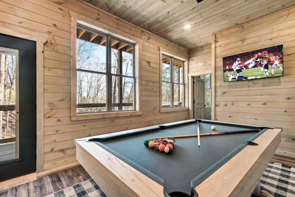 Getaway Pool Hot Tub & Games Gatlinburg