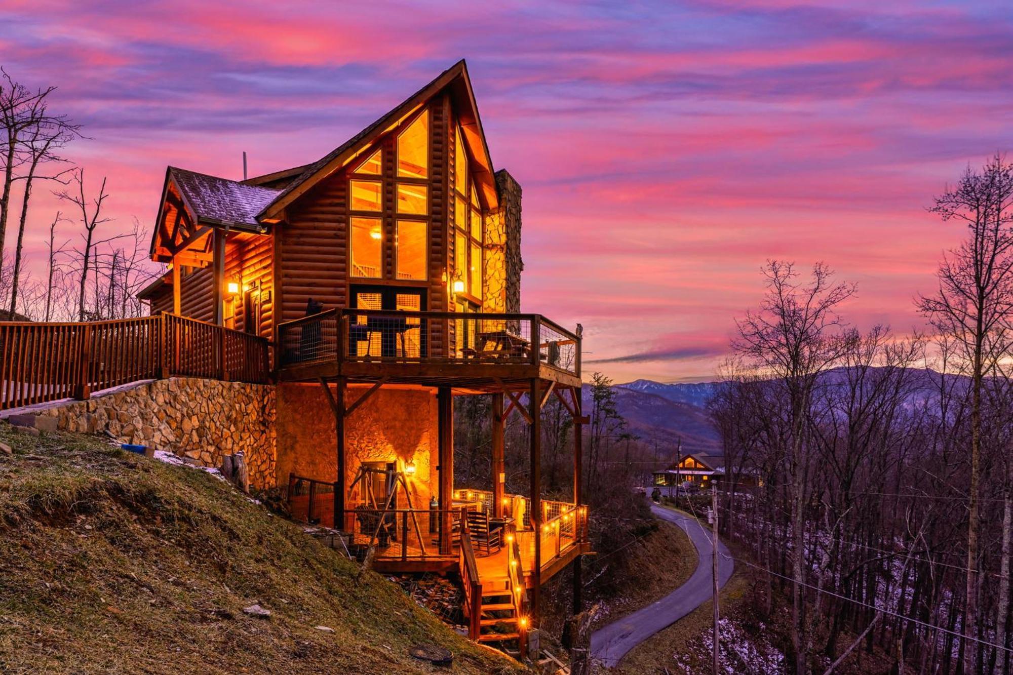 Hilltop Hideaway W Hot Tub & Pool Access Holiday home Gatlinburg