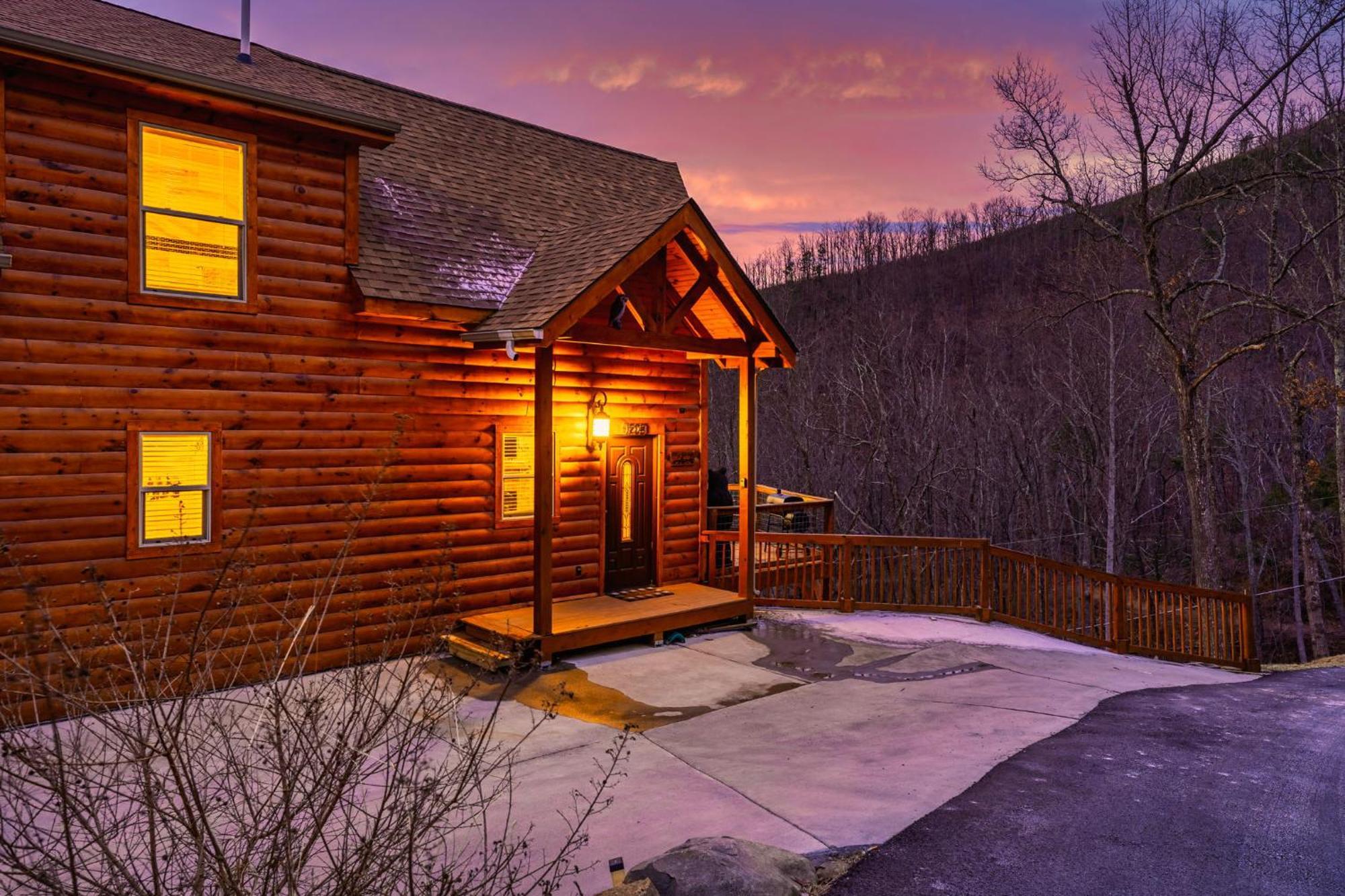 Hilltop Hideaway W Hot Tub & Pool Access Gatlinburg