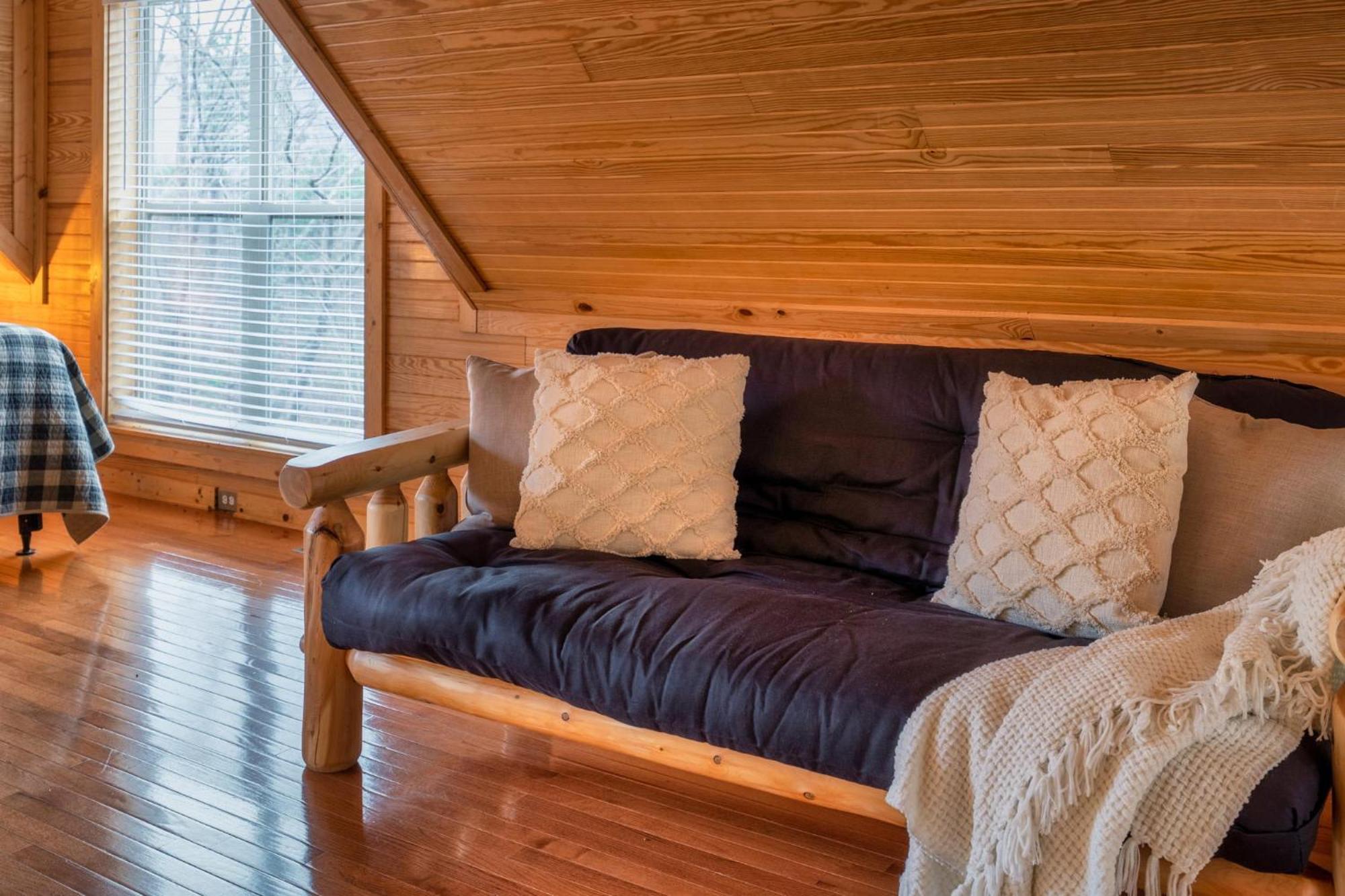 Hilltop Hideaway W Hot Tub & Pool Access Holiday home