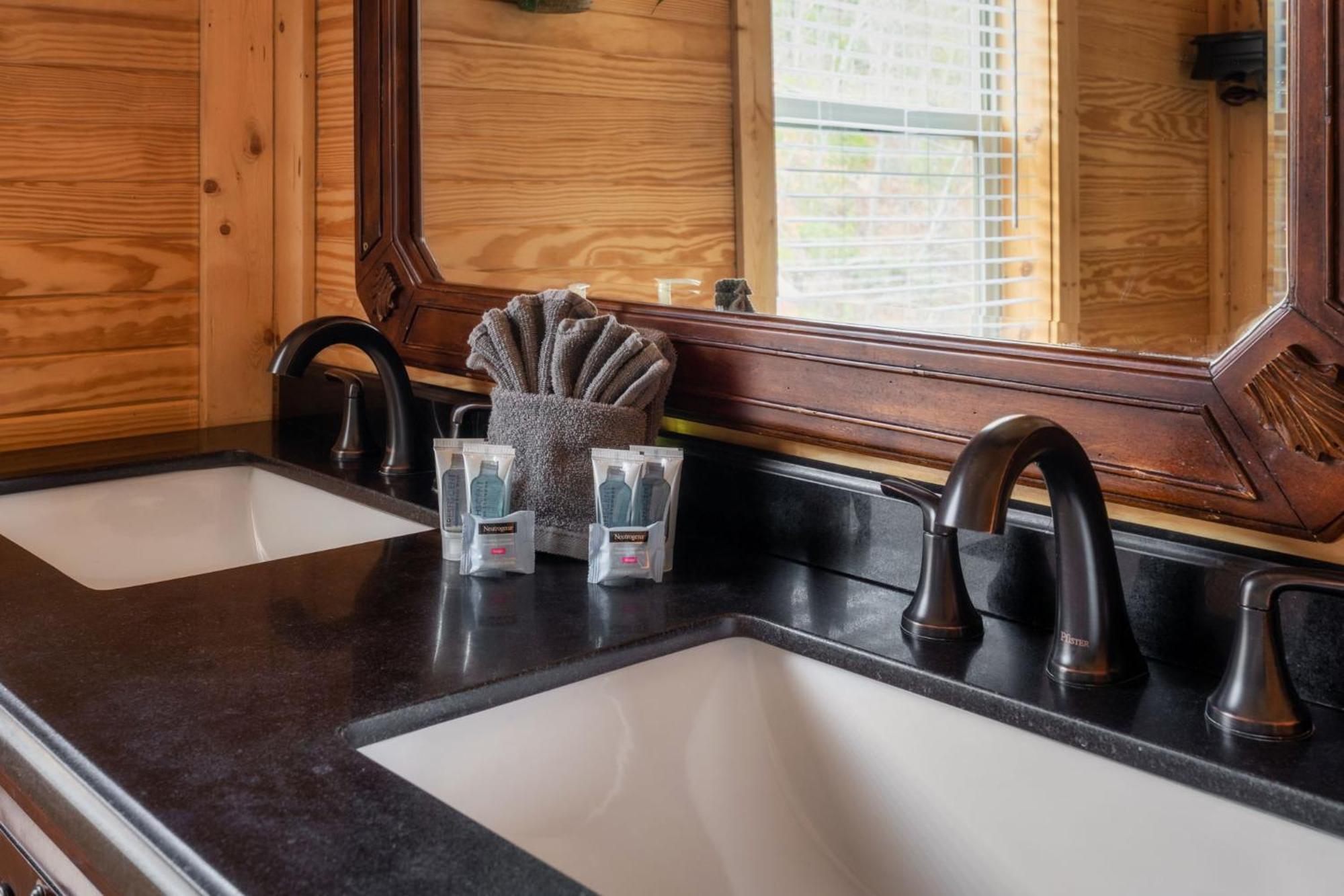 Hilltop Hideaway W Hot Tub & Pool Access *