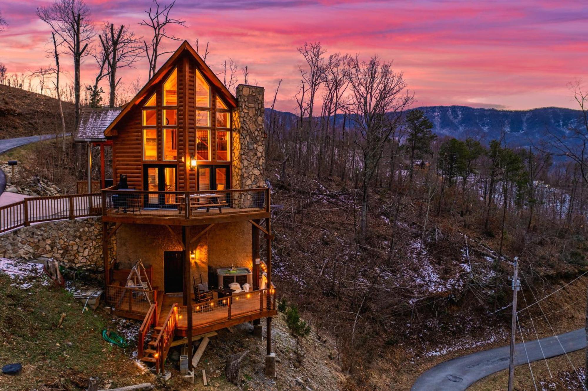 Hilltop Hideaway W Hot Tub & Pool Access * Gatlinburg