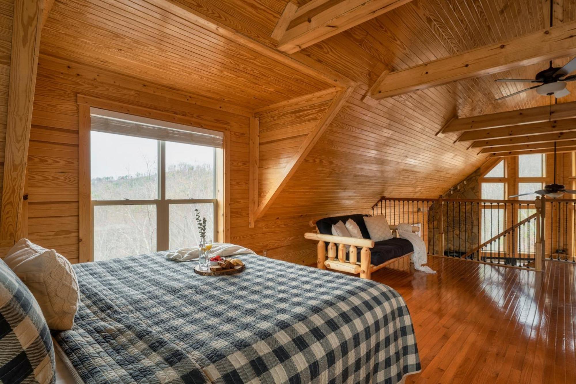 Hilltop Hideaway W Hot Tub & Pool Access Holiday home Gatlinburg