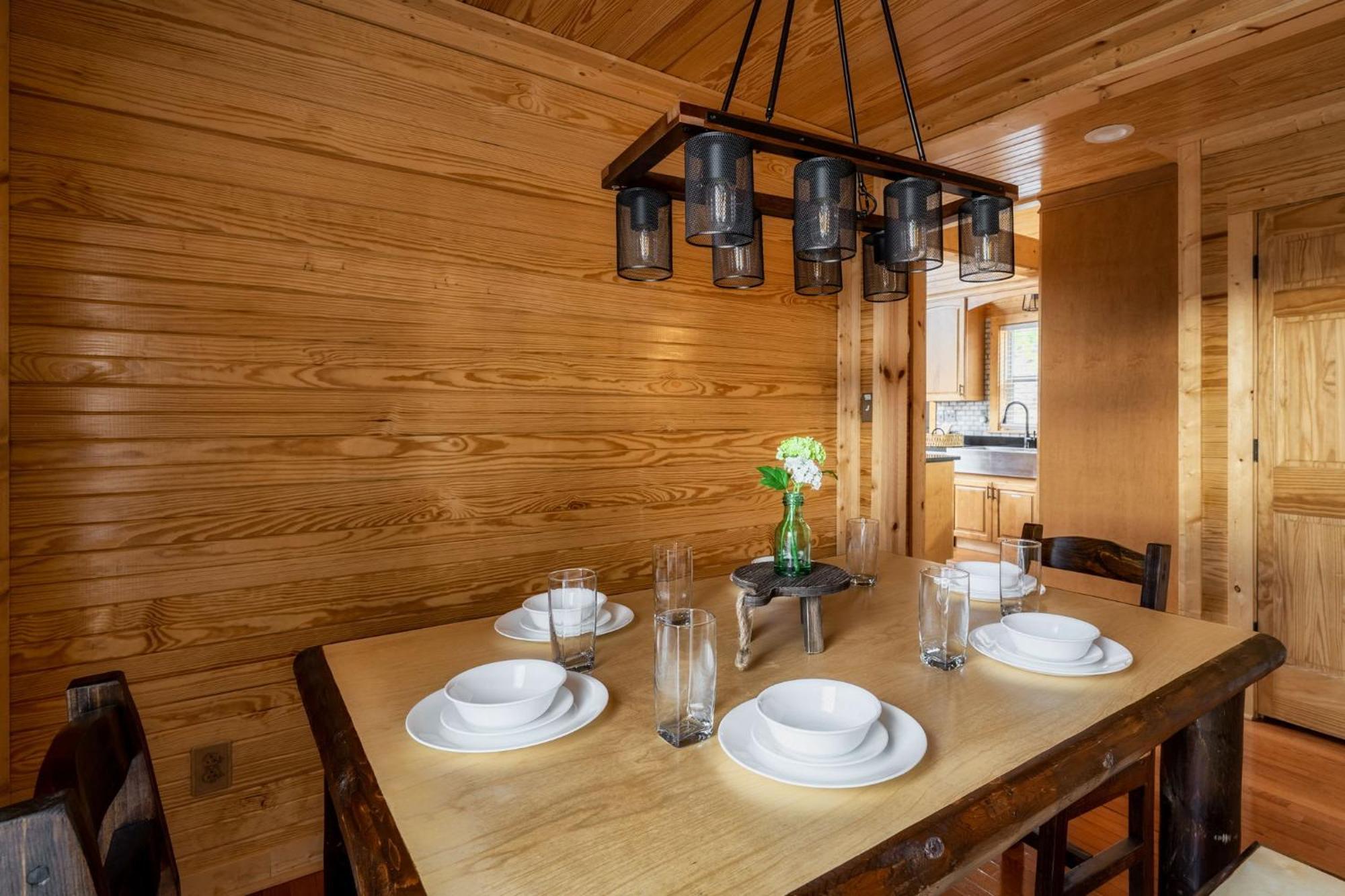 Hilltop Hideaway W Hot Tub & Pool Access *