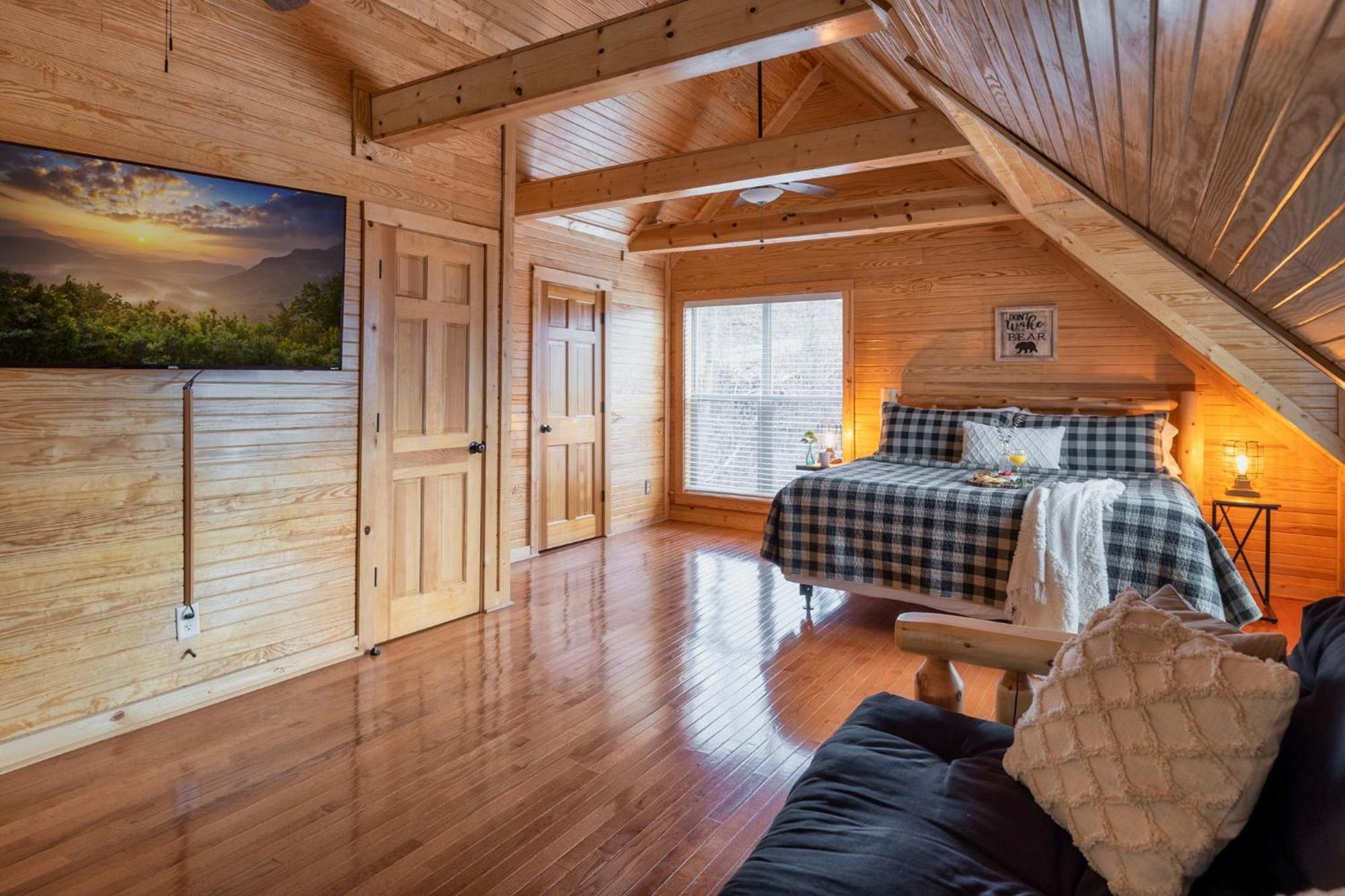 Hilltop Hideaway W Hot Tub & Pool Access Holiday home