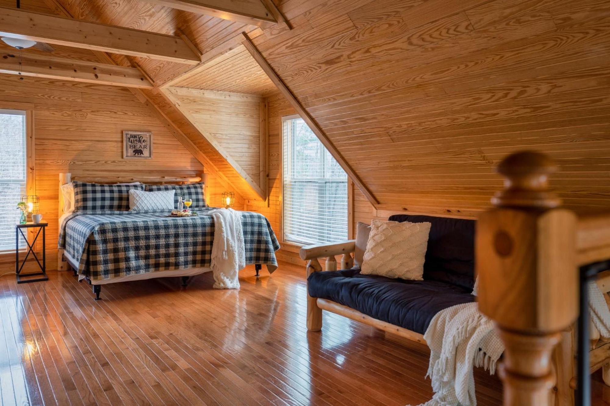Hilltop Hideaway W Hot Tub & Pool Access Holiday home Gatlinburg