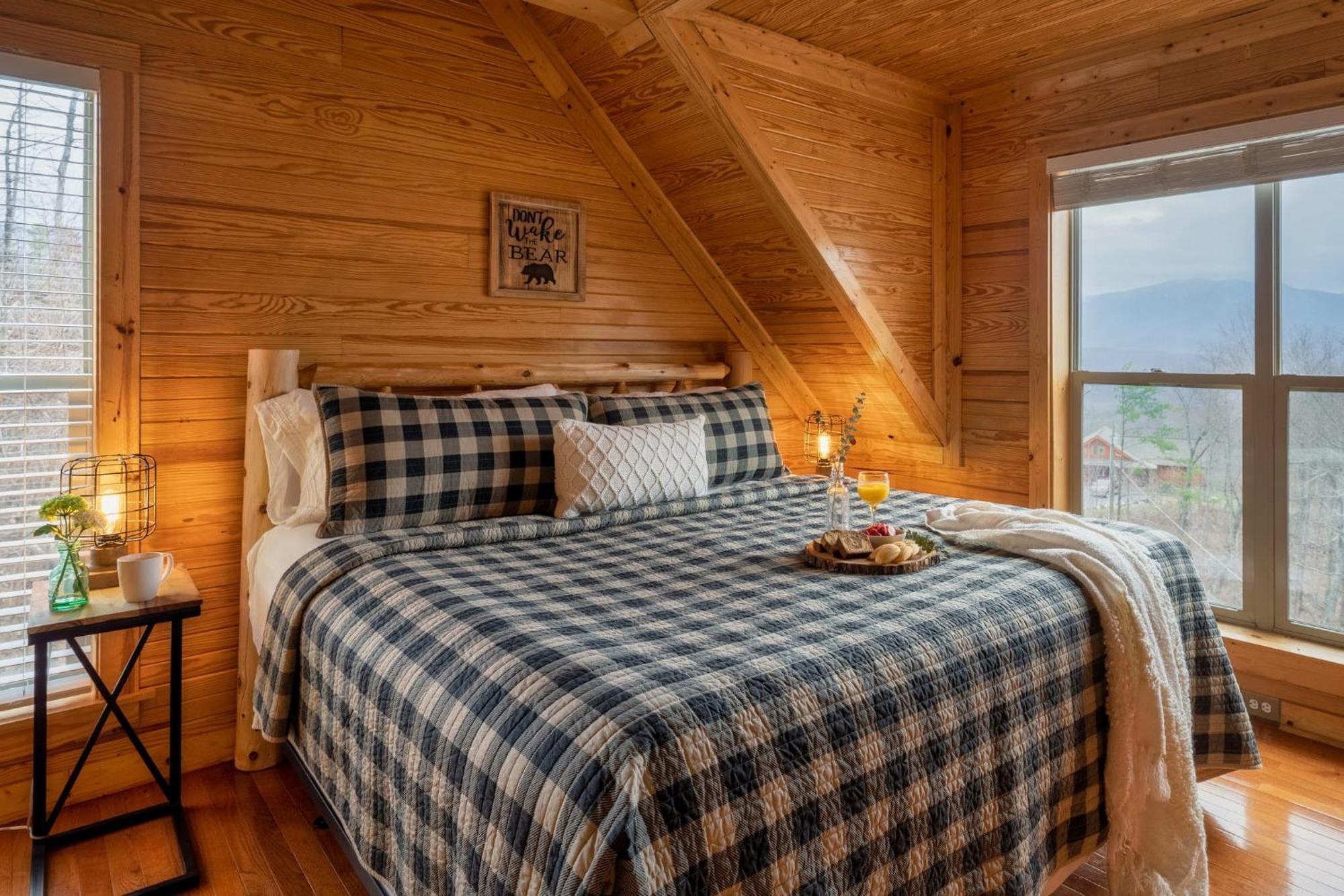 Hilltop Hideaway W Hot Tub & Pool Access Gatlinburg