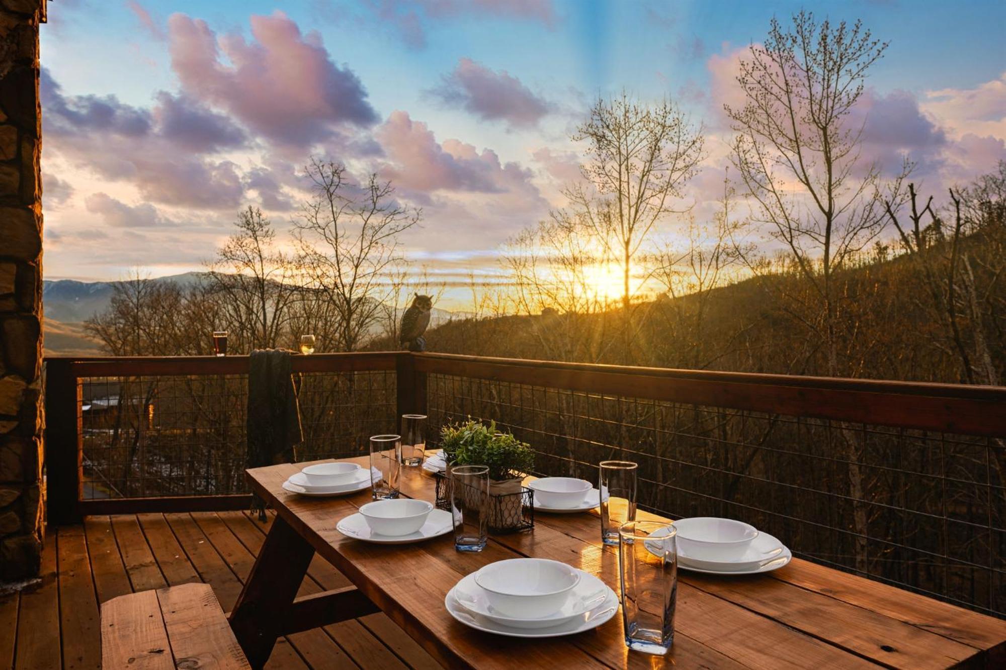 Hilltop Hideaway W Hot Tub & Pool Access * Gatlinburg
