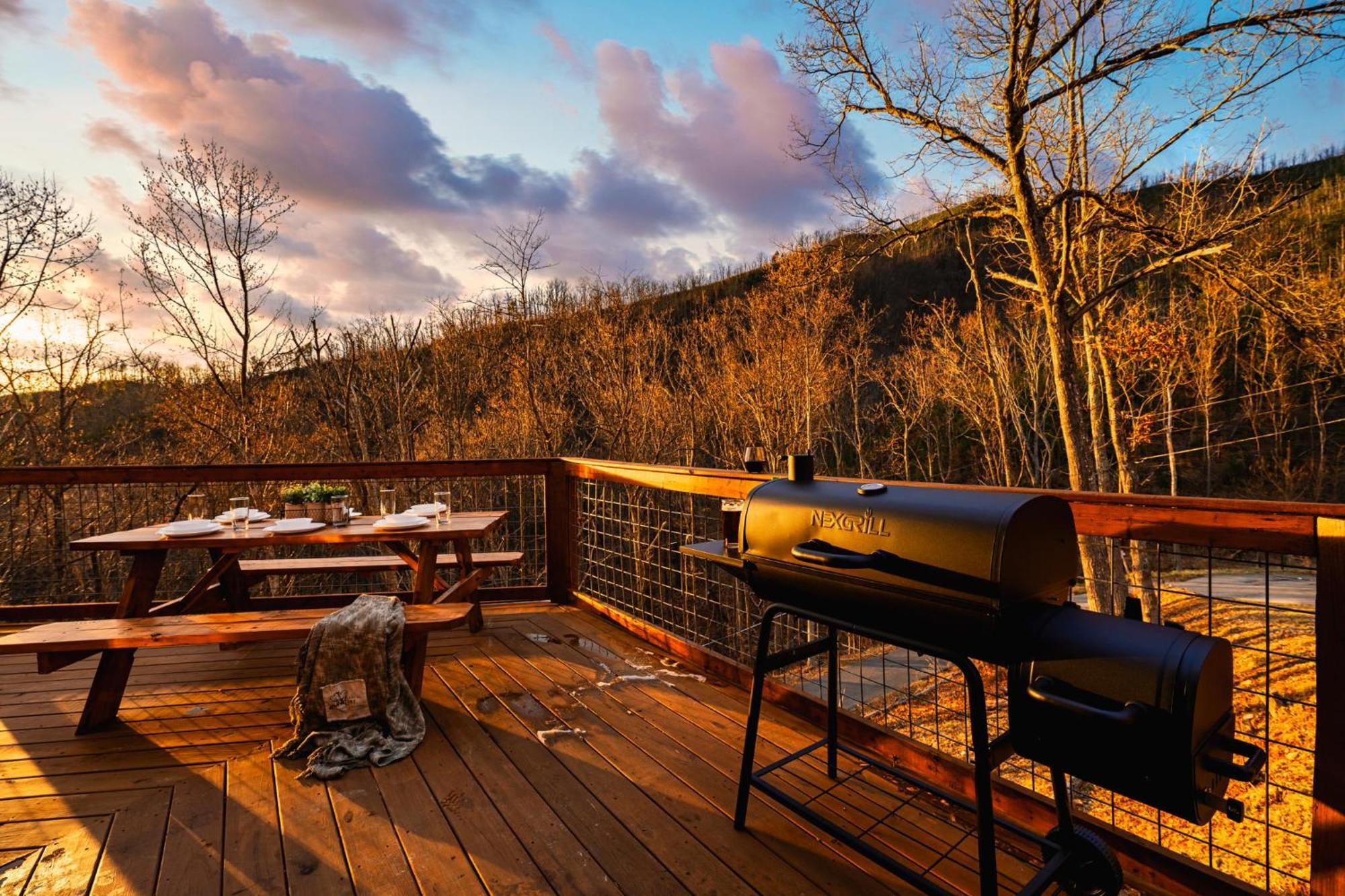 Hilltop Hideaway W Hot Tub & Pool Access *