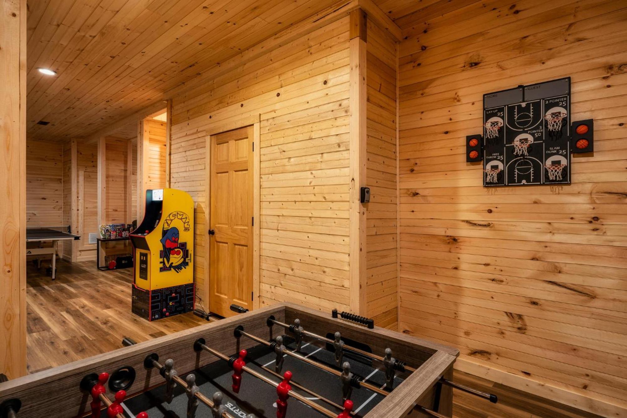 Hilltop Hideaway W Hot Tub & Pool Access * Gatlinburg