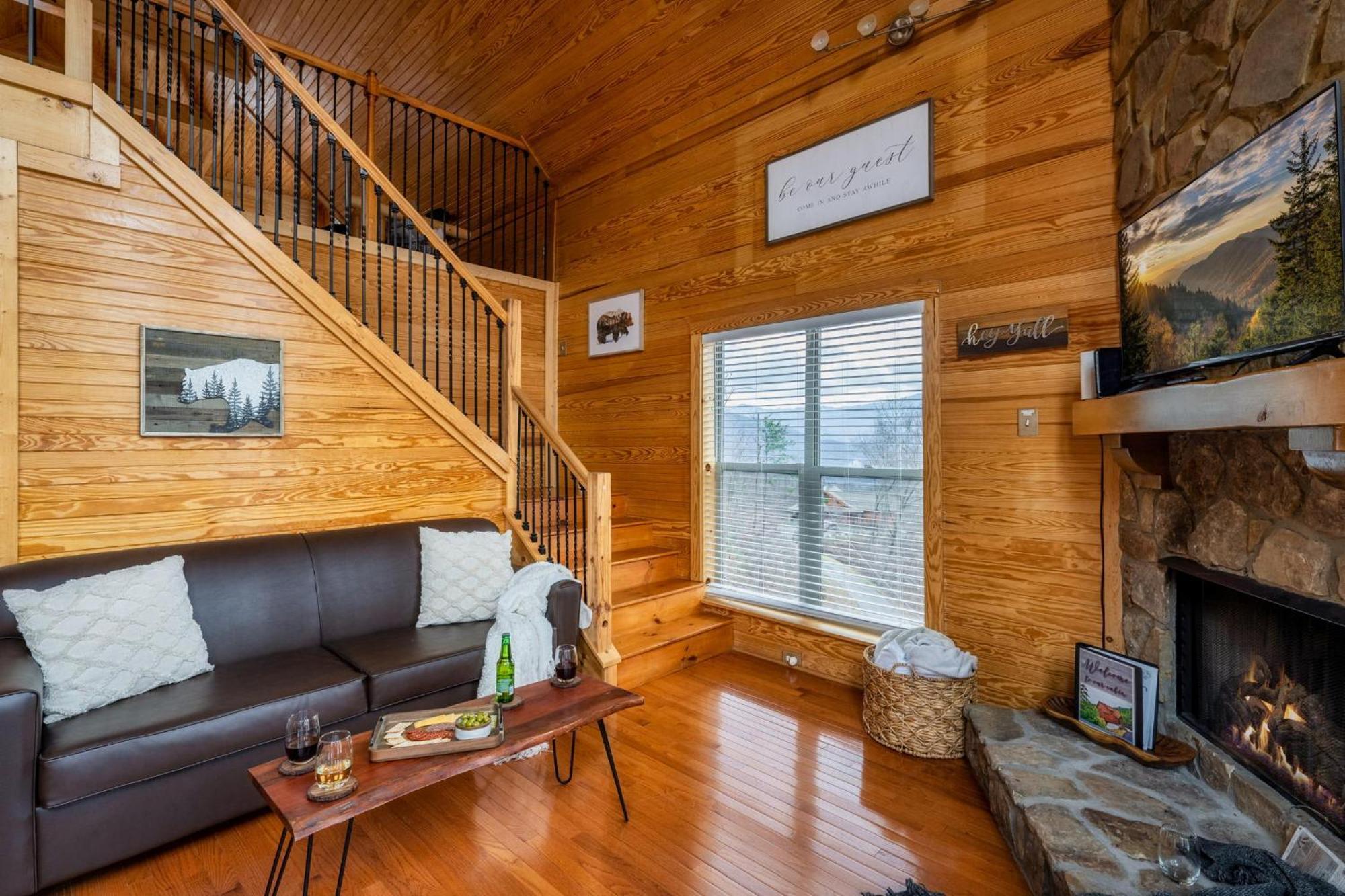 Hilltop Hideaway W Hot Tub & Pool Access Gatlinburg
