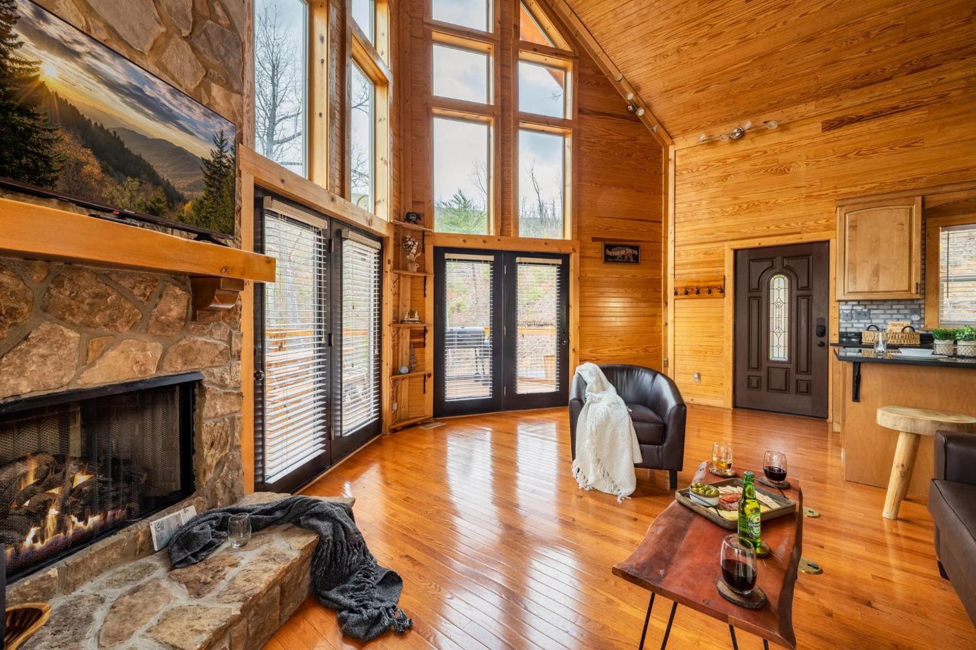 Hilltop Hideaway W Hot Tub & Pool Access Holiday home Gatlinburg