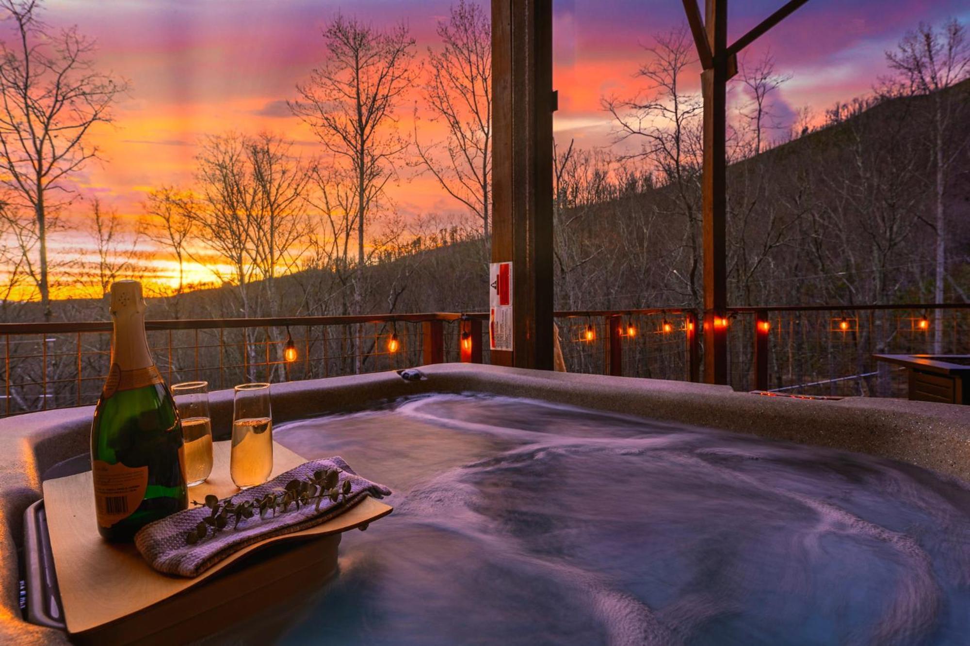 Holiday home Hilltop Hideaway W Hot Tub & Pool Access Gatlinburg