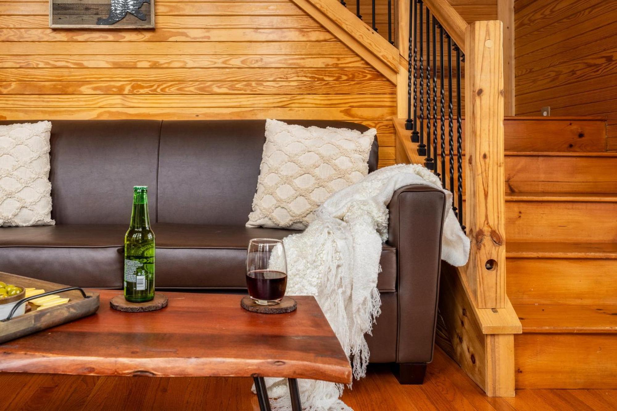 Hilltop Hideaway W Hot Tub & Pool Access Gatlinburg