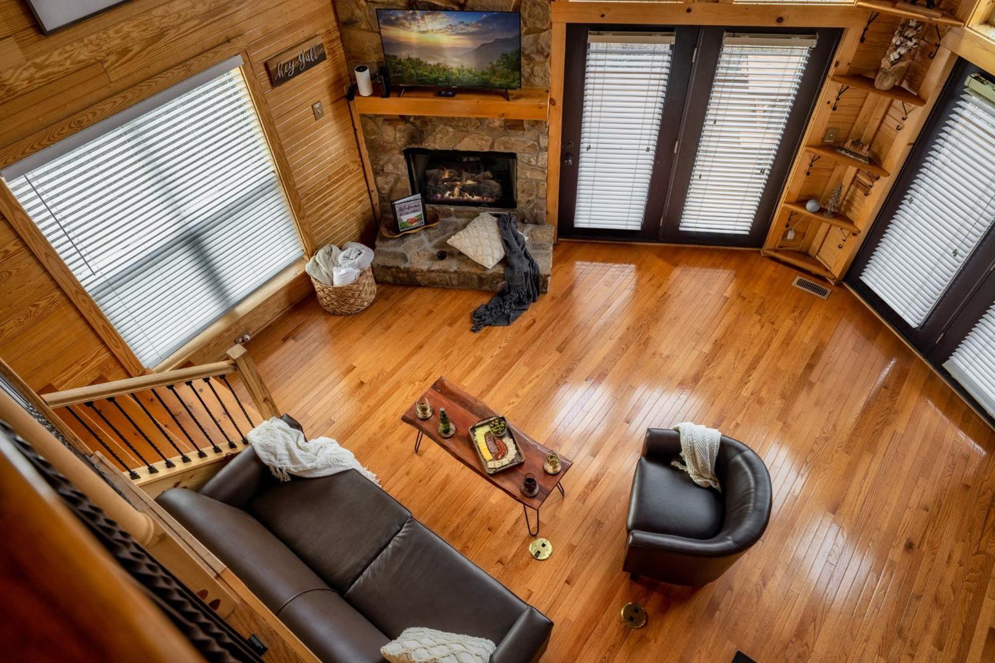 Hilltop Hideaway W Hot Tub & Pool Access * Gatlinburg
