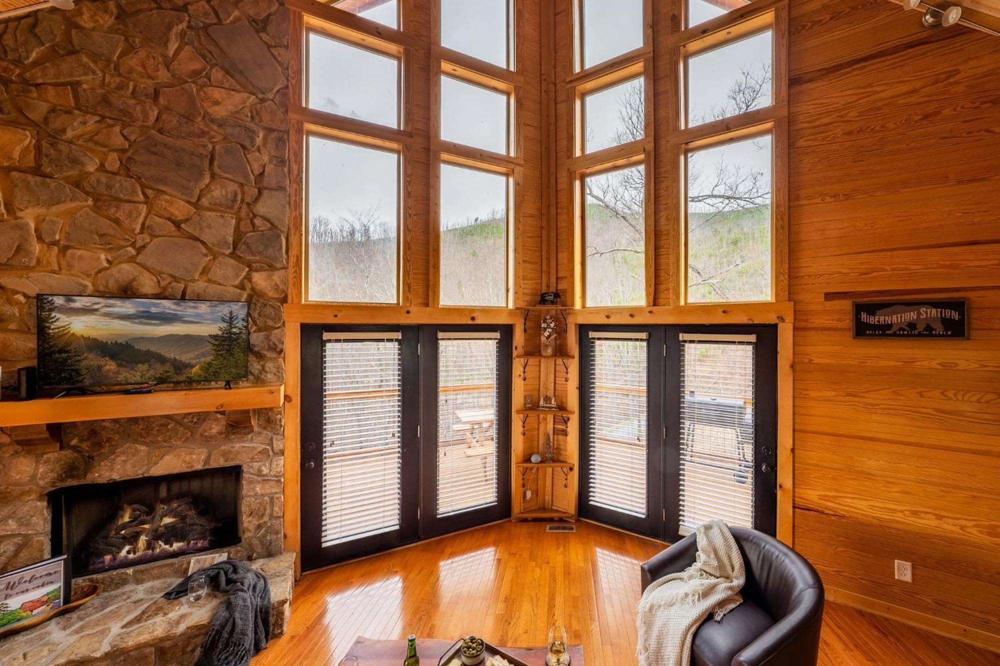 Hilltop Hideaway W Hot Tub & Pool Access * Gatlinburg