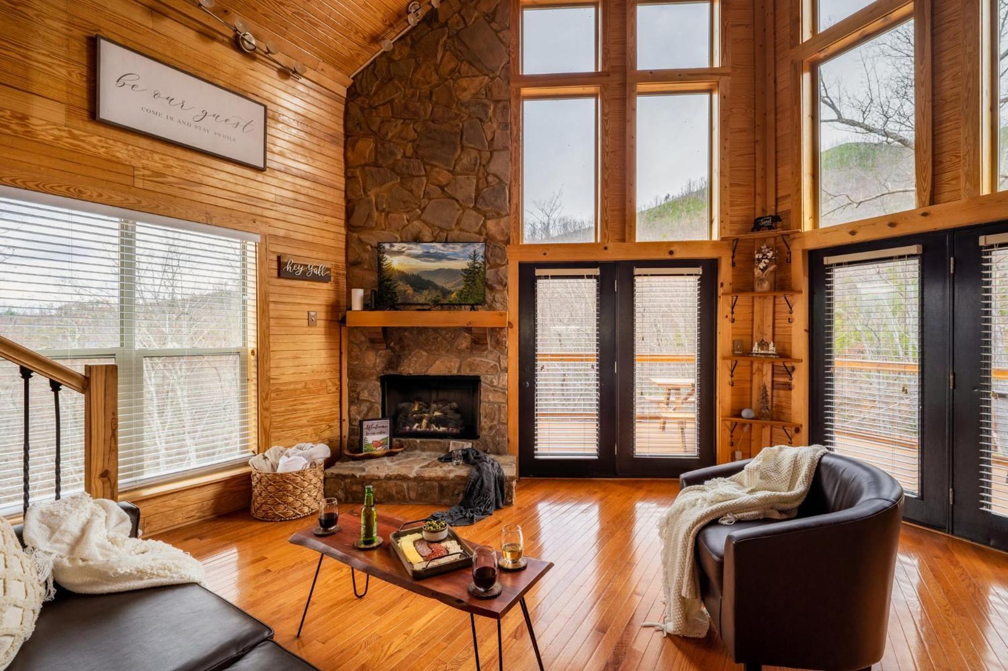 Hilltop Hideaway W Hot Tub & Pool Access Holiday home *