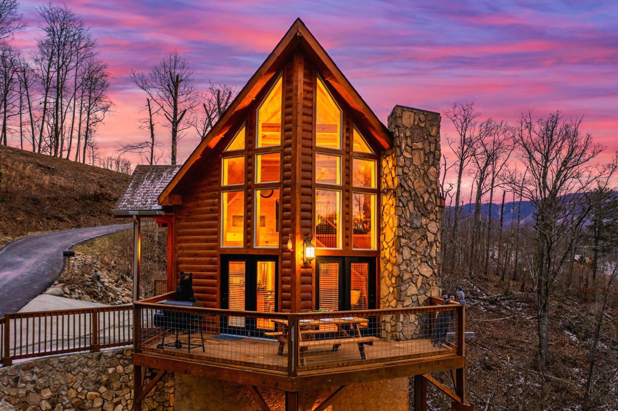 Hilltop Hideaway W Hot Tub & Pool Access * Gatlinburg