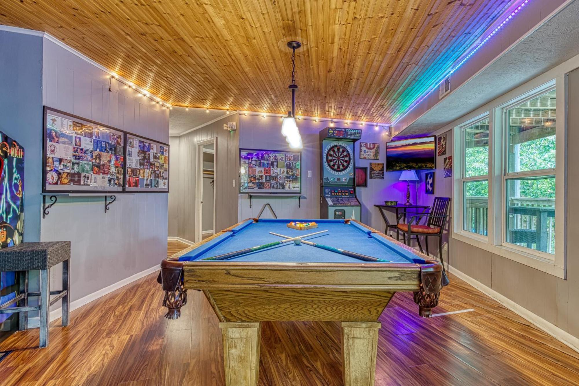 Dancing Bear Lodge, 1089 Free Attraction Tickets For Each Paid Day, Dollywood And