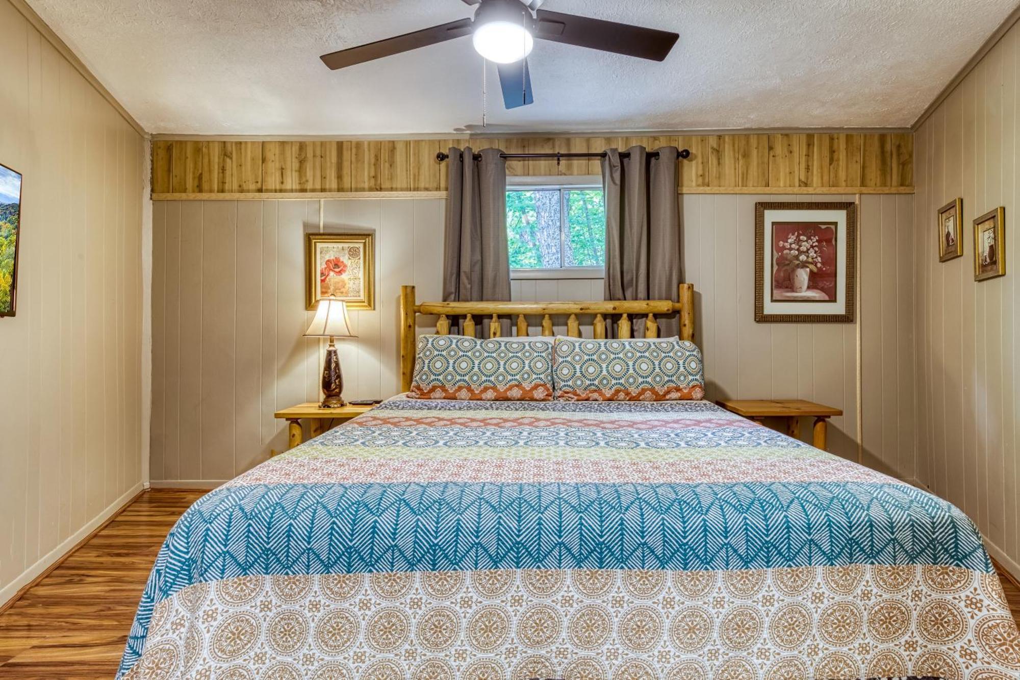 Dancing Bear Lodge, 1089 Free Attraction Tickets For Each Paid Day, Dollywood And Holiday home Gatlinburg