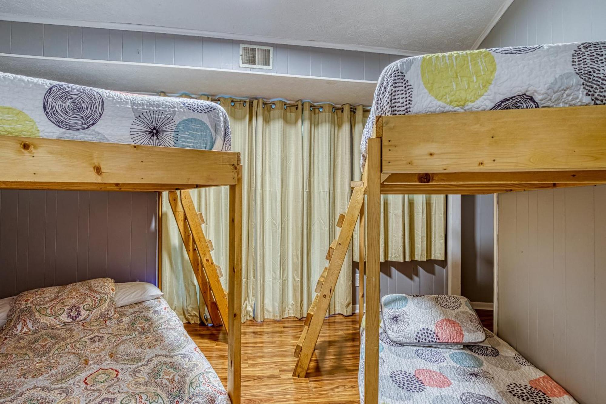 Dancing Bear Lodge, 1089 Free Attraction Tickets For Each Paid Day, Dollywood And Holiday home Gatlinburg
