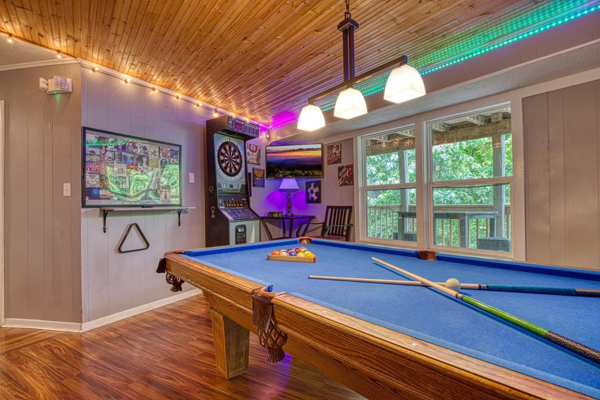 Dancing Bear Lodge, 1089 Free Attraction Tickets For Each Paid Day, Dollywood And Holiday home Gatlinburg