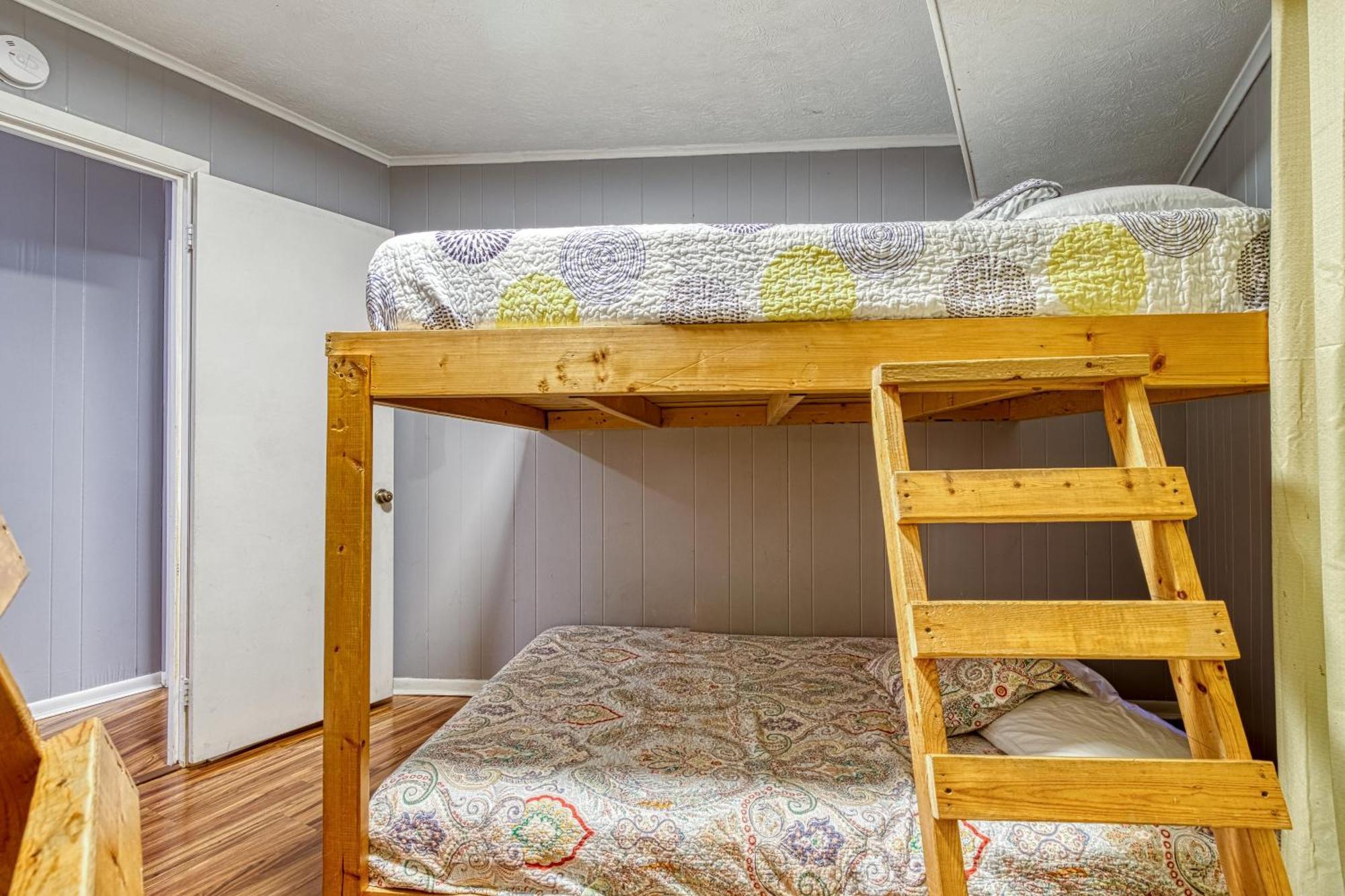 Dancing Bear Lodge, 1089 Free Attraction Tickets For Each Paid Day, Dollywood And Gatlinburg