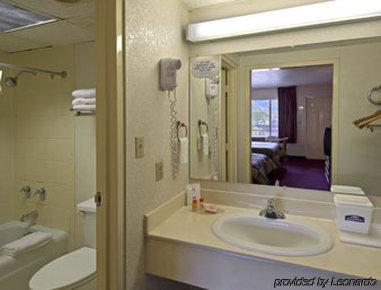Clarion Pointe Downtown 2*