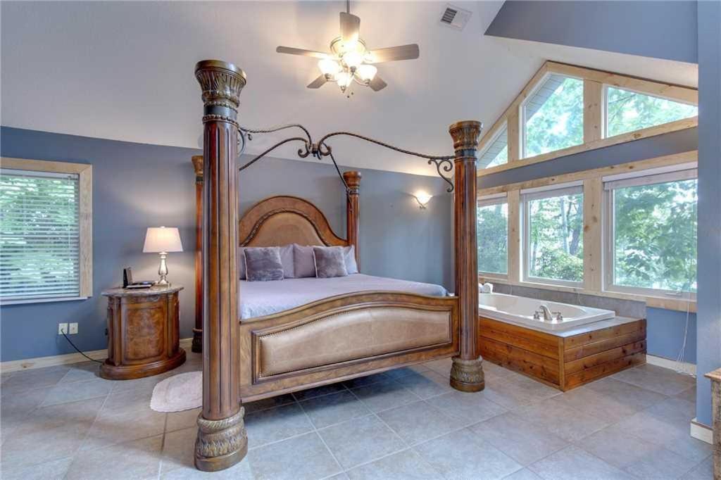 Smokey's Hideout - One Bedroom