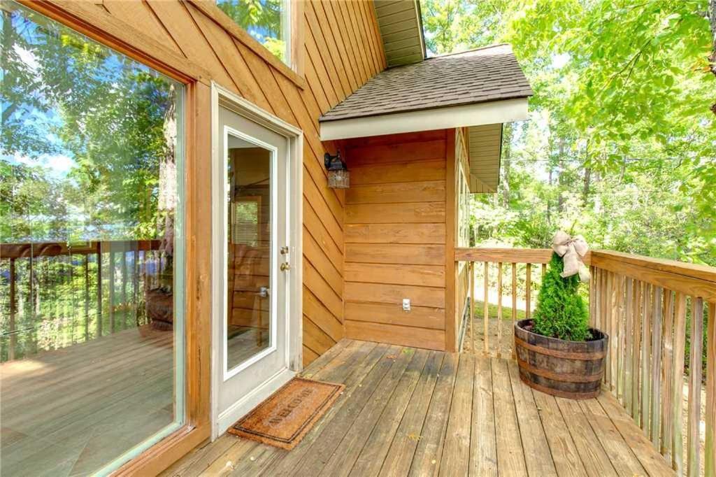 Smokey's Hideout - One Bedroom *