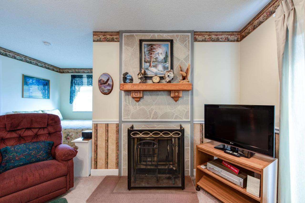 Smoky Mtns Studio W Balcony * Gatlinburg