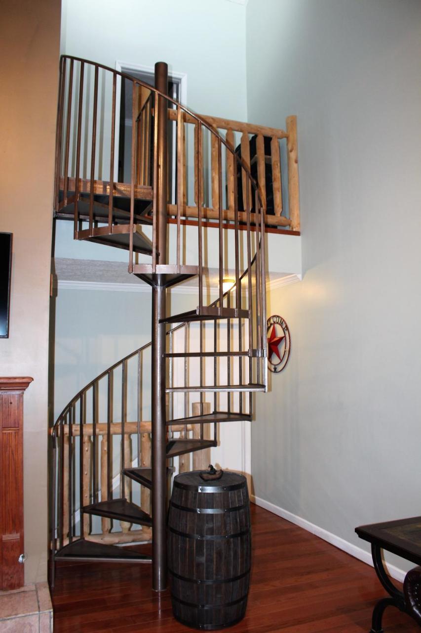 Apartment Spacious Downtown Walking Distance To Downtown Sleeps 6 Guests